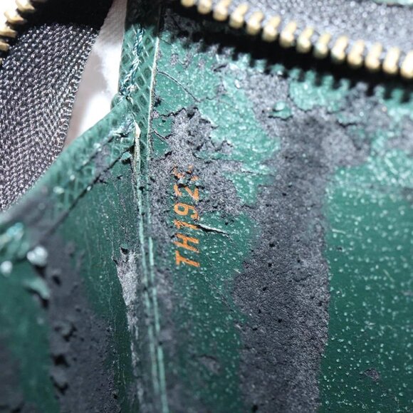 LOUIS VUITTON Taiga Posh Toilet 25 Pouch SPO Epicea LV Auth 83279 - Picture 8 of 14